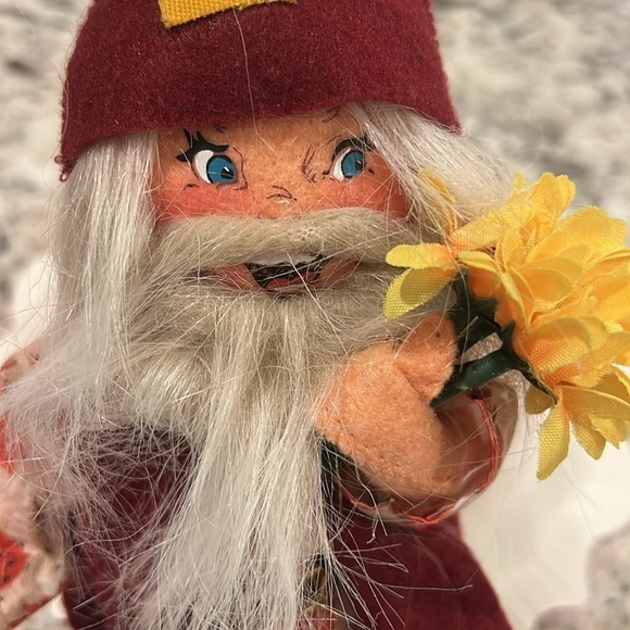 Annalee 7” Gnome With Sunflowers NWT - Picture 4 of 7